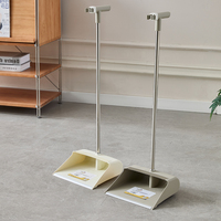 Ensemble balai et pelle à poils d'animaux avec grattoir autonettoyant et rangement vertical pour la maison – Commande en gros
