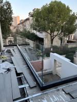 Colonne de balustrade en verre trempé transparent SJBT en acier inoxydable 304, résistante à l'eau et à la rouille, design contemporain