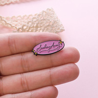 En gros, Badge en laiton émaillé souple, motif étoile ovale rose mignon, Rupaul's Drag Race Drag Queen Katya All Stars, cadeau pour amis