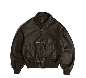 Giacca Bomber da Uomo in Ecopelle <span class=keywords><strong>Marrone</strong></span> <span class=keywords><strong>Scuro</strong></span> con Chiusura a Fibbia Metallica, Colletto a Punta, Tasche Cargo, Stile Vintage Oversize Streetwear - Product Image 1