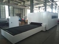 Machine de découpe laser à fibre CNC Hoysook 3015 avec table d'échange intégrée pour tôles en acier au carbone, acier inoxydable et aluminium