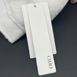 Etiquetas colgantes de papel de columpio en relieve a la moda, etiquetas colgantes de LOGO mate de lujo, etiqueta colgante personalizada para ropa de marca - Product Image 1