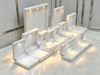 Boîte à bijoux LED blanche en gros, boîte à bagues, boucles d'oreilles, pendentifs, bracelets, chaînes, coffrets cadeaux de luxe avec éclairage LED