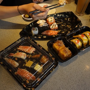 Barco de <span class=keywords><strong>Sushi</strong></span> desechable personalizado Bandeja de <span class=keywords><strong>Sushi</strong></span> con tapa Bandeja de <span class=keywords><strong>Sushi</strong></span> Contenedor de comida - Product Image 5