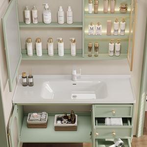 Mueble de baño de lujo medieval con encimera de roca negra, espejo con almacenamiento y lavabo. - Product Image 4