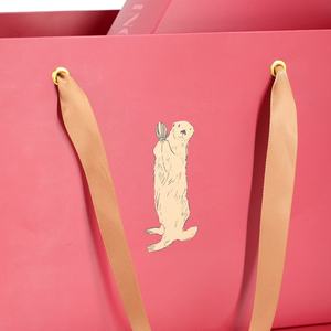 Sac en papier d'<span class=keywords><strong>art</strong></span> rouge recyclable biodégradable de luxe avec logo personnalisé <span class=keywords><strong>et</strong></span> impression offset avec poignée. - Product Image 3