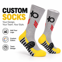 Chaussettes de sport personnalisées gris-jaune à blocs de couleur, motif basketball, logo personnalisé, couleurs personnalisées et design de style d'équipe