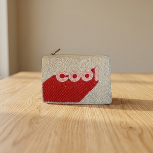 Bolso de mano de tela bordado con diseño gráfico rojo y cierre de cremallera para mujer, con detalles decorativos de esculturas. - Product Image 1