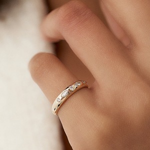 Fournisseur en gros de bijoux de luxe : Bague à sertissage encastré avec diamants marquise et ronds en dôme 14 carats - Product Image 5