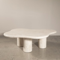 Canapé de salon nuancé blanc, style nordique minimaliste moderne et luxueux, avec table basse en fibre de verre, marbre travertin et bois