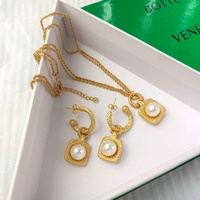 Collier de style français avec perles d'imitation et perles d'eau douce incrustées, chaîne en alliage de lave carrée, style sportif de luxe léger