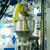 Machine de soufflage de film automatique à 3 couches facile à utiliser avec contrôle PLC et refroidissement IBC pour film d'emballage alimentaire LDPE/HDPE