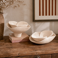 Bol décoratif en céramique beige avec un design à pétales superposés, bol sculptural pour la décoration de la maison