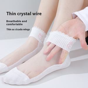 Calcetines <span class=keywords><strong>de</strong></span> mujer <span class=keywords><strong>de</strong></span> seda con tarjeta <span class=keywords><strong>de</strong></span> conejo pequeño a <span class=keywords><strong>la</strong></span> moda, logotipo <span class=keywords><strong>de</strong></span> cuerpo <span class=keywords><strong>de</strong></span> longitud redonda, temporada <span class=keywords><strong>de</strong></span> otoño, parte inferior <span class=keywords><strong>de</strong></span> algodón, <span class=keywords><strong>boca</strong></span> baja, tubo corto <span class=keywords><strong>de</strong></span> cristal - Product Image 1