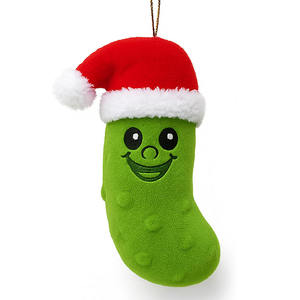 Adornos Navideños de Peluche Baratos al por Mayor, Adornos de Pepino Verde con Gorro de Santa Claus para Decoración del Árbol de Navidad, Adornos Lindos para el Hogar - Product Image 1