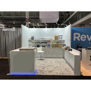 บูธแสดงสินค้าแบบโมดูลาร์ DIY ขนาด 10x10 ฟุต ใช้ซ้ำได้ สำหรับธุรกิจอัตโนมัติ ทนไฟ น้ำหนักเบา ติดตั้งง่าย สำหรับ 2 <span class=keywords><strong>คน</strong></span> - Product Image 1