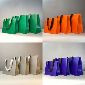 Sacs en papier cadeau de luxe personnalisés de petite taille, noirs et roses, avec logo privé imprimé, avec poignées en ruban pour bijoux - Product Image 2