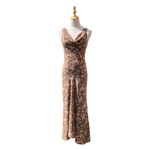 Robe fourreau marron léopard vintage français pour femme, en soie, sans manches, coupe biaisée, col en V, longueur genou, taille naturelle - Product Image 3