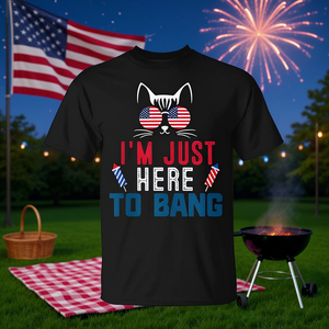 Estoy Sencillomente Aquí para Celebrar el 4 de Julio, Camiseta con Diseño de Gato Pirotécnico - Product Image 3