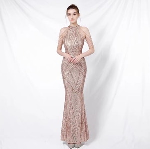 Nuovo Abito da Sera di Alta Gamma con Frange sulle Spalle, Stile Sirena, Lavorazione Elaborata e Texture di Alta Qualità - Product Image 1
