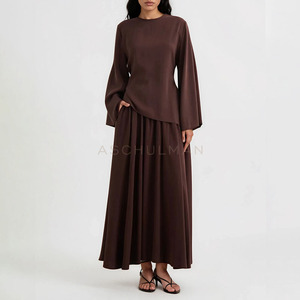 Nuovo Set Trendy Personalizzato con Top Modesto e Gonna Plissettata per Donne Musulmane, Elegante Set Modesto a Tinta Unita con Collo a O - Product Image 1