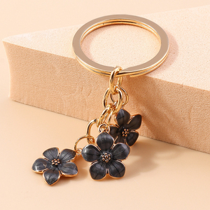 QYS Llavero de aleación de zinc con flor de cerezo esmaltada, hecho a mano, colgante para bolso, llavero de metal, regalo - Product Image 4