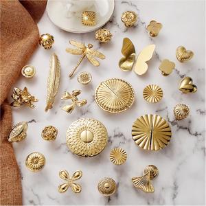 明るい金色の真鍮製ヨーロピアンスタイルミニマリストキャビネットプルハンドル、クラシックな軽贅沢な引き出しロングハンドルキャビネットノブ - Product Image 2