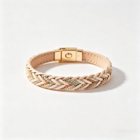 Bracelet en cuir tressé personnalisé avec fermoir doré pour un style bohème et décontracté au quotidien