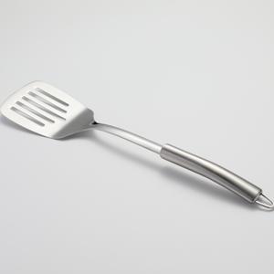 Essential Spatule à fentes en acier inoxydable 18/8 avec finition miroir/satinée pour retourner les aliments sans laisser de graisse 38 cm - Product Image 1