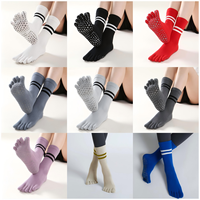 Chaussettes mi-mollet OEM ODM personnalisées en coton marron nude, à 5 orteils séparés, antidérapantes, sans couture, avec grip pour le mollet, absorbantes pour le yoga et le Pilates