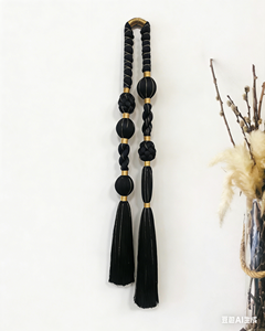 Décoration murale en macramé style Caralarga, noir et or, avec nœuds et pompons, pour la maison, le salon ou un mariage - Product Image 3