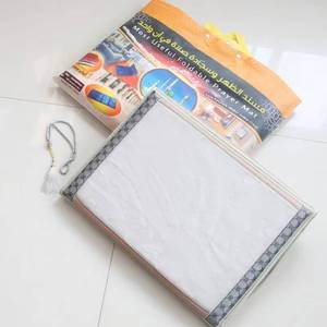 Cómodo tapete de franela floral lavable con respaldo plegable, utilizado para la oración islámica, camping en casa y picnics. - Product Image 1