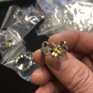 Cincin Manset Paduan Trendy untuk Wanita Desain Sarang Lebah Alami Buatan Tangan dengan Struktur Berongga Unik - Product Image 4