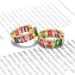 Vente en gros Design moderne rond en cuivre arc-en-ciel boucle d'oreille zircon multicolore arc-en-ciel boucle d'oreille