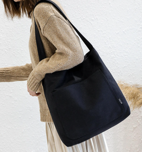 Sac à main en toile grande capacité pour femme, couleur unie simple, sac à bandoulière tendance, ouverture zippée, sac de shopping personnalisable avec logo - Product Image 3