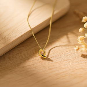 Collana con Ciondolo Lettera Q Angelina, Catena a Serpente Placcata Oro 1,9 Cm, Gioielli Minimalisti da Donna per Uso Quotidiano - Product Image 3