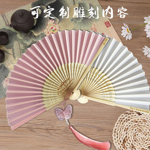 Éventails en bambou écologiques et durables avec motifs décoratifs peints sur le thème de l'amour pour les mariages, la décoration intérieure et les souvenirs - Product Image 5