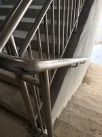 Rampe d'escalier murale sur mesure en acier inoxydable brossé moderne pour appartement et bâtiment public