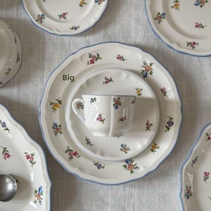 Service de vaisselle <span class=keywords><strong>en</strong></span> céramique de style campagnard français vintage, compatible micro-ondes, comprenant assiettes, bols, tasses à café, soucoupes et plat ovale profond - Product Image 2