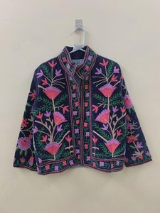 เสื้อแจ็คเก็ตกำมะหยี่ปักลายสัตว์สไตล์ซูซานีสุดชิคสำหรับฤดูหนาว วินเทจ ยูนิเซ็กส์ เสื้อคลุมสไตล์ชาติพันธุ์ ทำมือจากผ้าฝ้าย ของขวัญสำหรับเธอ จากอินเดีย - Product Image 1