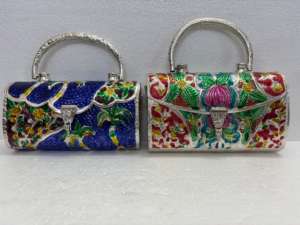 Pochette classique en métal embossé peinte à la main avec des chaînes de perles, des glands et des motifs floraux - Sac à main élégant pour les soirées et les occasions ethniques - Product Image 2