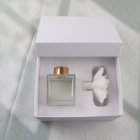 Nouvel Arrivage – Diffuseur de Parfum d'Ambiance en Céramique et Gypse, Fait Main, avec Fleurs en Porcelaine, Bouteille en Verre 100ML, Huile Essentielle et Bâtonnets en Rotin