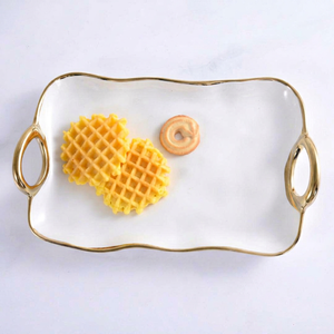 จานเซรามิกทรงทันสมัยขอบทอง รูปทรงไม่สมมาตร สีขาวล้วน สำหรับของหวานและของว่าง - Product Image 1