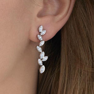 E2183 Orecchini in oro bianco con diamanti taglio marquise naturali stile classico da donna - Product Image 3