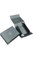 Coffrets cadeaux de vêtements blancs de luxe à rabat avec aimant Boîtes en papier pliables à fermeture magnétique avec impression de logo personnalisé