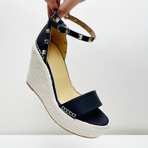Piattaforma 2024 estate <span class=keywords><strong>donna</strong></span> zeppe personalizzate con tacco paglia in metallo rivetto cinturino Peep Toe tacchi alti sandali per le signore - Product Image 3