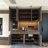 Meuble à chaussures en bois foncé sur mesure avec tiroirs sans poignées, niche LED et quatre portes inférieures