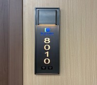Plaque de porte LED tactile en acrylique moderne pour hôtel et appartement, avec fonction DND et numéro de maison