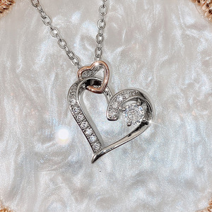 Collana con Ciondolo a Doppio Cuore Traforato Creativo per Donne, Accessorio da Collo con Charm a Cuore Bicolore - Product Image 1