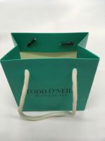 Sac en papier d'expédition imprimé avec logo personnalisé, sac cadeau de luxe en papier d'art avec votre propre logo pour vêtements, parfums, cosmétiques